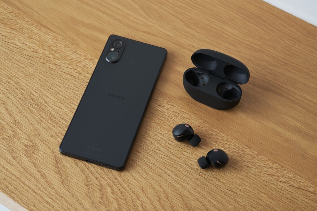 Das Sony Xperia 5 V in Schwarz mit Kopfhörern
